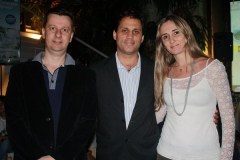 Silber Silveira e Paulo Sérgio Niemeyer, bisneto de Niemeyer, com a esposa, Cristiane de Camargo Barros