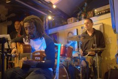 Berval Moraes, Robertinho de Paula e Rodrigo Endrigo, respectivamente baixo acústico, violão e bateria