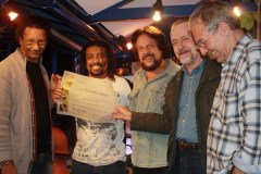 J. Carlos, Tunai, Cravo Albin e Archimedes Monea entregam o diploma Tenório Júnior para Robertinho de Paula