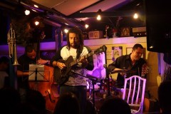 Robertinho de Paula, com a guitarra, ao lado de Berval Moraes e Rodrigo Endrigo