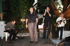 No palco, Luiz Carlos Miele roubou a cena com a voz e as histórias contadas (Foto: Carla Barros)