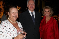 As museólogas Maria de Lourdes Horta e Vera Tostes trocam impressões com o homenageado (Foto: Carla Barros)