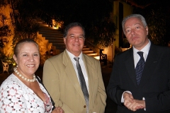 Maria de Lourdes Parreiras Horta, João Ricardo Moderno, presidente da Academia Brasileira de Filosofia e o cônsul Jean Claude Moyret (Foto: Carla Barros)