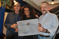 Joel Nascimento e Cravo Albin entregam o diploma Ernesto Nazareth para a homenageada, Zezé Mota