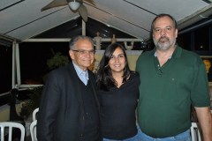 embaixador Jerônimo Moscardo, Fernanda Moreira e o fotógrafo Ricardo Poock