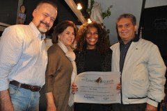 Cravo Albin e a cantora Zezé Mota entre os patrocinadores Renato Abreu e esposa Lourdinha Abreu