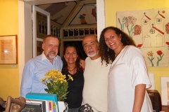 Cravo Albin e a Secretária de Cultura, Jandira Fegalli, dividem as saudades com amigos