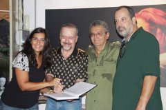 Ricardo Poock com Fernanda Moreira, Cravo Albin e Jorge Salomão, os idealizadores e produtores do evento
