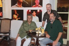 Jorge Salomão, Cravo Albin e Ricardo Poock acompanhado do cavaquinho do homenageado, Nelson Cavaquinho