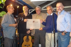 O Diploma Ernesto Nazareth é entregue a Josimar Carneiro por Carlos Lessa
