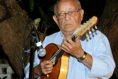 José Menezes dedilha seu bandolim