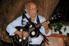 O multiinstrumentista e seu violão