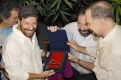 João Bosco recebe seu troféu embaixo das mangueiras centenárias do Largo