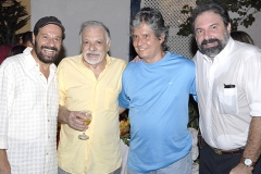 João Bosco e os cantores e compositores Sérgio Ricardo e Paulinho Tapajós, ao lado de Alejandro Roig