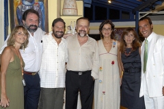 Bosco posa com amigos na Sala de Concerto do ICCA