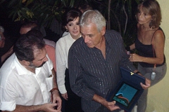 Carlos Lyra recebe a placa das mãos do Vice-Presidente da Repsol