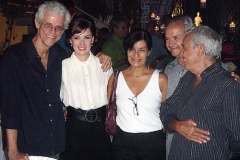 Maurício Maestro e Kay Lyra posam com amigos de Carlos Lyra