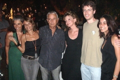 Carlos Lyra e Kate Lyra recebem o abraço de muito amigos