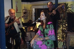 Marcela Mangabeira canta acompanhada por Menescal