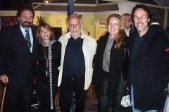 Alejandro Roig, Heloísa Tapajós e o casal Viviana e Sérgio Carvalho abraçam Roberto Menescal