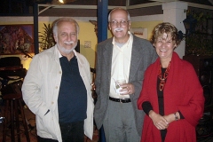 Menescal comemora a homenagem recebendo amigos