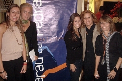Colaboradores do Sarau ao lado do pôster do evento