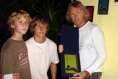 Marcos Valle recebe a placa do Sarau da Pedra junto com os filhos