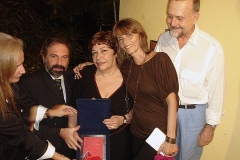 Sueli Costa recebe a placa em sua homenagem das mãos de Andrea Noronha e Alejandro Roig, ladeada por Heloísa Tapajós e Cravo Albin