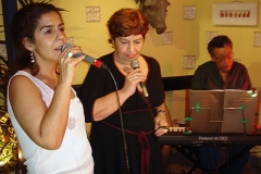Fernanda Cunha e Sueli Costa durante o show