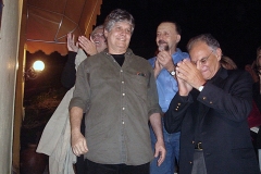 O Emb. Jerônimo Moscardo e Ricardo Cravo Albin aplaudem o homenageado