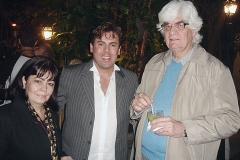 O casal Maria Luiza e Marlos Nobre ladeia o cantor Márcio Gomes