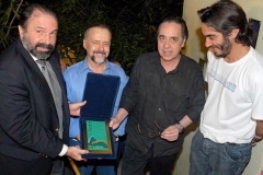 Cravo Albin e Edu Lobo recebem a placa comemorativa do 10º Sarau da Pedra das mãos de Bena (filho de Edu) e Alejandro Roig (Vice-Presidente da Repsol)