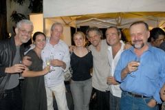Mauro Senise, ao centro, recebe os cumprimentos pelo show