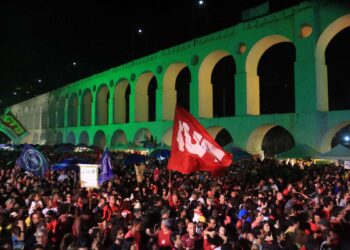 Sussurros na Imprensa sobre Chico Buarque e Lula