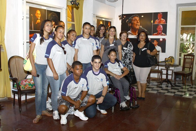 Alunos do CE Barão de Palmeiras, de Paraíba do Sul, visitam o Instituto Cravo Albin para entrevistar Martinho da Vila.