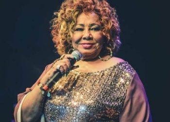 TODOS REVERENCIAMOS ALCIONE, A DIVINA MARROM