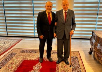Ricardo Cravo Albin e o Príncipe Dom Bertrand de Orleans e Braganca nos salões da Confederação Nacional do Comércio logo depois do almoço oferecido a ambos pelo presidente da CNC José Roberto Tadros e pelo senador Bernardo Cabral.